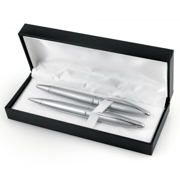 A traditionally styled prestigious gift box with hinged lid. Price is unprinted.