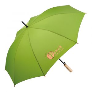 Attractively priced sustainable automatic regular umbrella with cover made of recycled plastic.