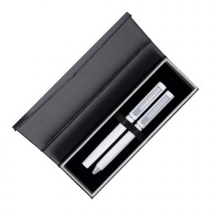 This heavyweight twist action ball pen and capped rollerball set exudes style with matt black finish or gloss white finish to choose from. Perfectly combined with our Manila gift box, a textured two tone box with velvet feel interior gives this box a really prestigious feel. Also includes a fold over cover with a magnetic catch.