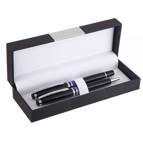 A traditionally styled prestigious gift box with hinged lid that is suitable for 1 or 2 pens. The lid includes a metal plate which is ideal for printing or engraving (price is for plain product).