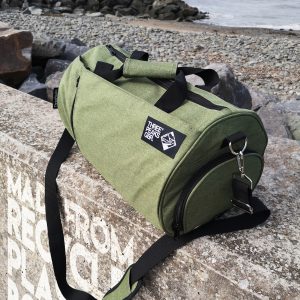 Three Peaks® branded barrel bag made from 12 recycled PET single-use bottles. 600D RPET makes it soft yet durable, perfect for use as a gym bag or for travelling. Features large 22L capacity, robust water resistant exterior, ventilated side pocket for swimwear and shoes to keep them separate from the main compartment, plus one interior pocket and 3 more outer pockets.