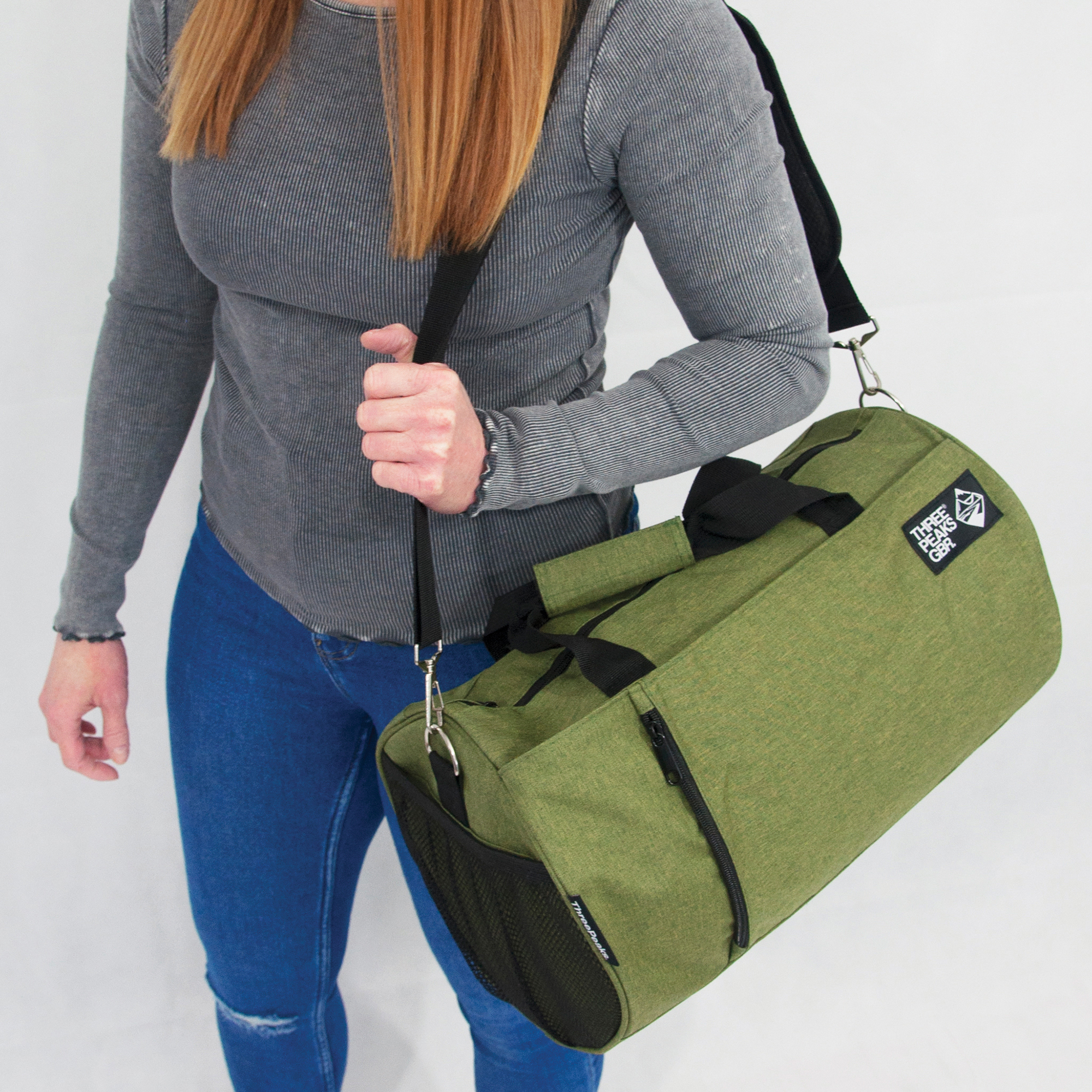 Three Peaks® branded barrel bag made from 12 recycled PET single-use bottles. 600D RPET makes it soft yet durable, perfect for use as a gym bag or for travelling. Features large 22L capacity, robust water resistant exterior, ventilated side pocket for swimwear and shoes to keep them separate from the main compartment, plus one interior pocket and 3 more outer pockets.
