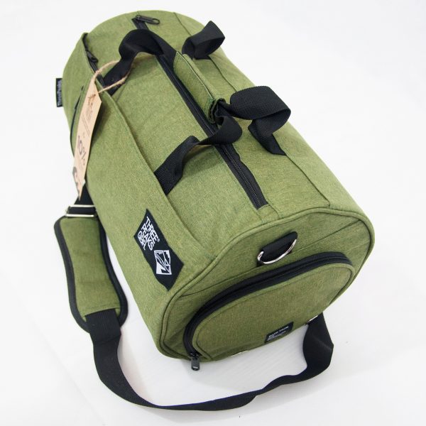 Three Peaks® branded barrel bag made from 12 recycled PET single-use bottles. 600D RPET makes it soft yet durable, perfect for use as a gym bag or for travelling. Features large 22L capacity, robust water resistant exterior, ventilated side pocket for swimwear and shoes to keep them separate from the main compartment, plus one interior pocket and 3 more outer pockets.