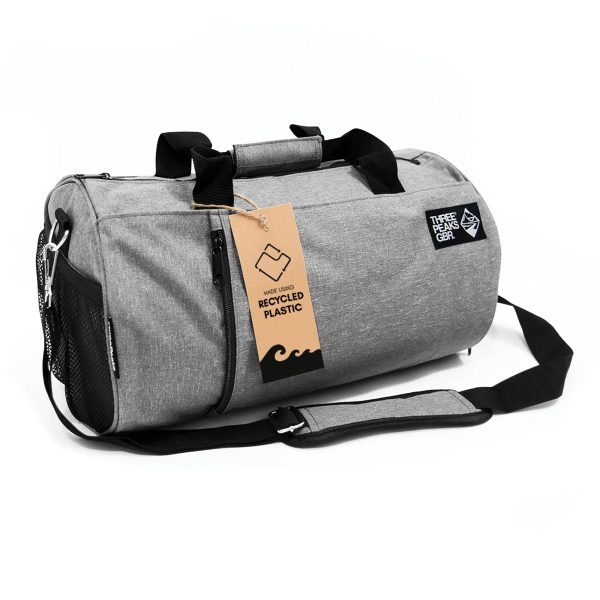 Three Peaks® branded barrel bag made from 12 recycled PET single-use bottles. 600D RPET makes it soft yet durable, perfect for use as a gym bag or for travelling. Features large 22L capacity, robust water resistant exterior, ventilated side pocket for swimwear and shoes to keep them separate from the main compartment, plus one interior pocket and 3 more outer pockets.