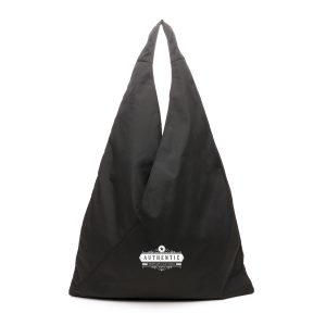 Large, lightweight shoulder bag made from durable polyester, featuring a spacious main compartment, inner pocket and magnetic button closure. Ideal for commuting, events, or everyday use.
