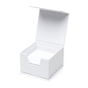 Compact desk box with approx. 300 recycled memo sheets and magnetic closure, designed for practical, everyday use.